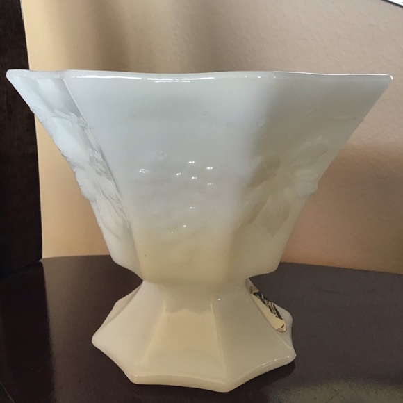 Vintage Milk Glass Anchor Hocking Grape Leaves Pedestal Dish - Picture 5 of 6